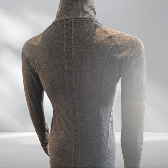Lululemon Grey 1/2 Zip Top m - Picture 3 of 6